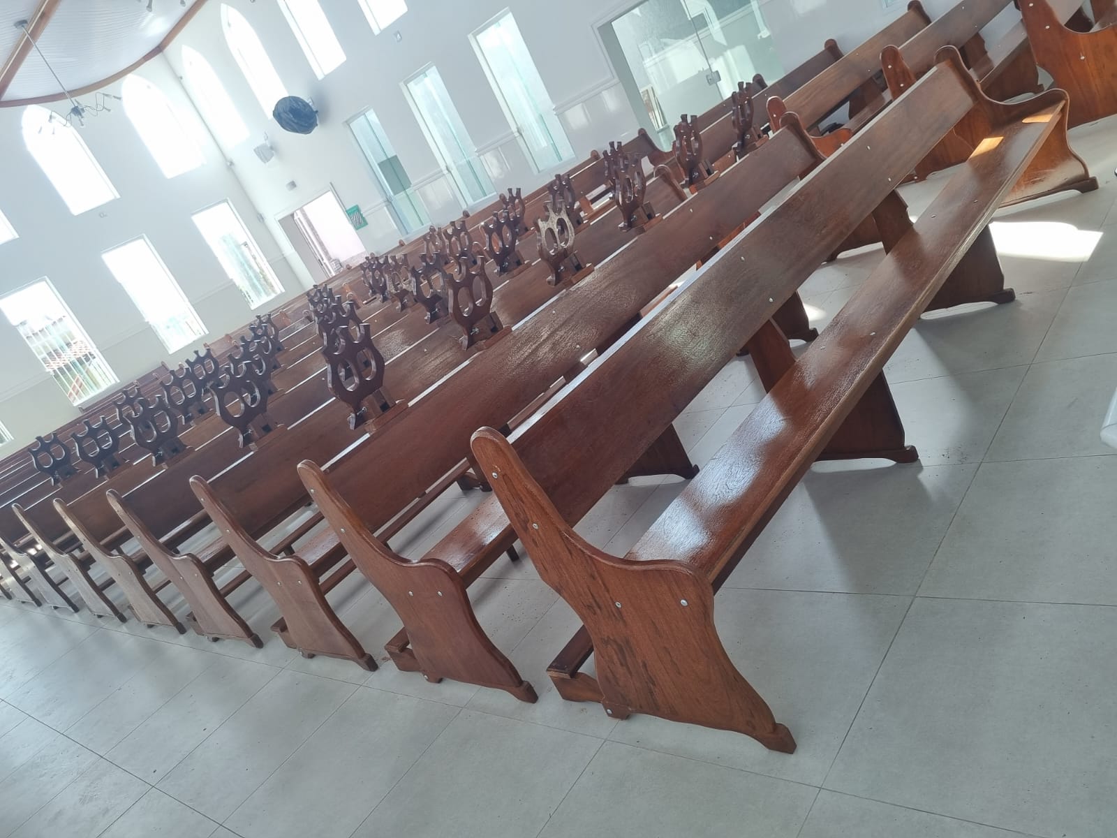 Bancos para igreja – Marcenaria Rezende