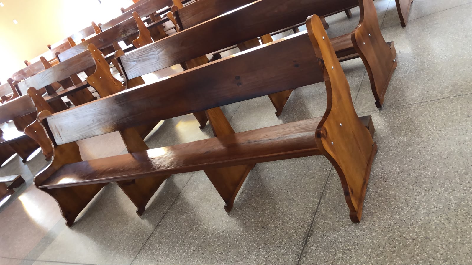 Bancos para igreja – Marcenaria Rezende