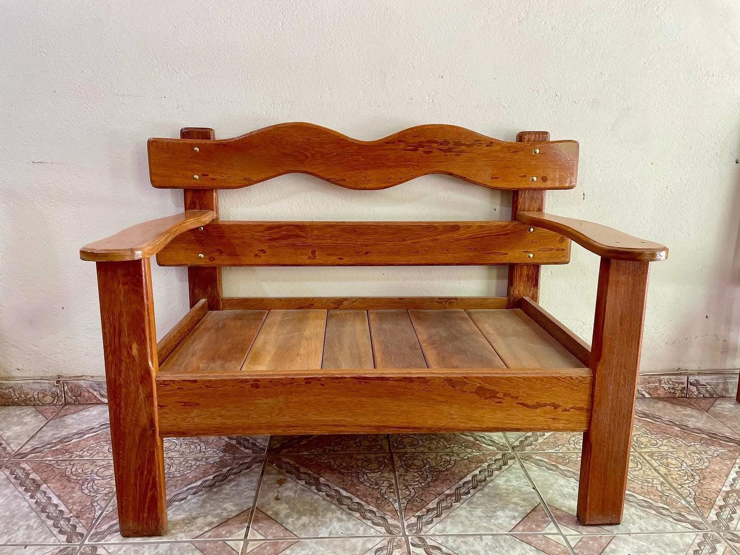 Poltronas e Sofás em Madeira – Marcenaria Rezende