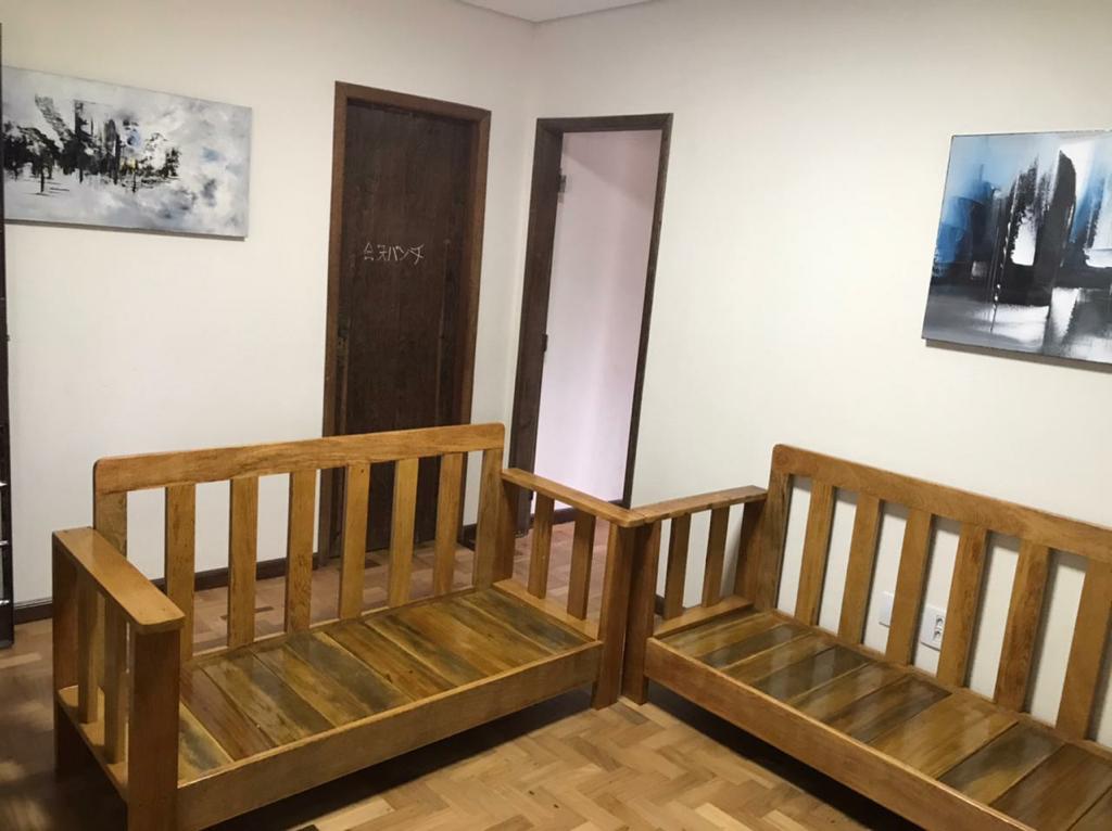 Poltronas e Sofás em Madeira – Marcenaria Rezende