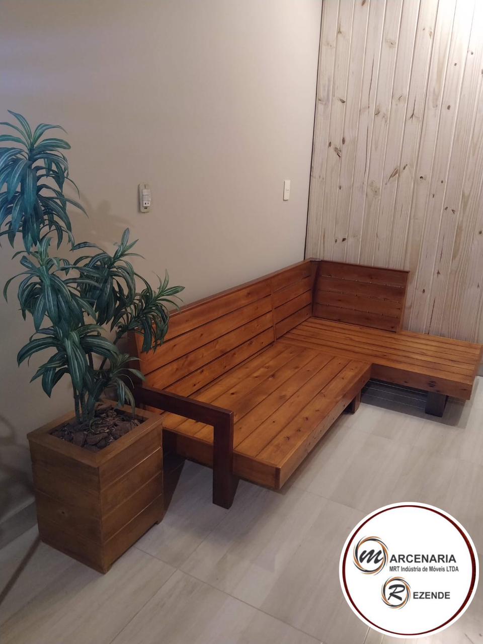 Poltronas e Sofás em Madeira – Marcenaria Rezende