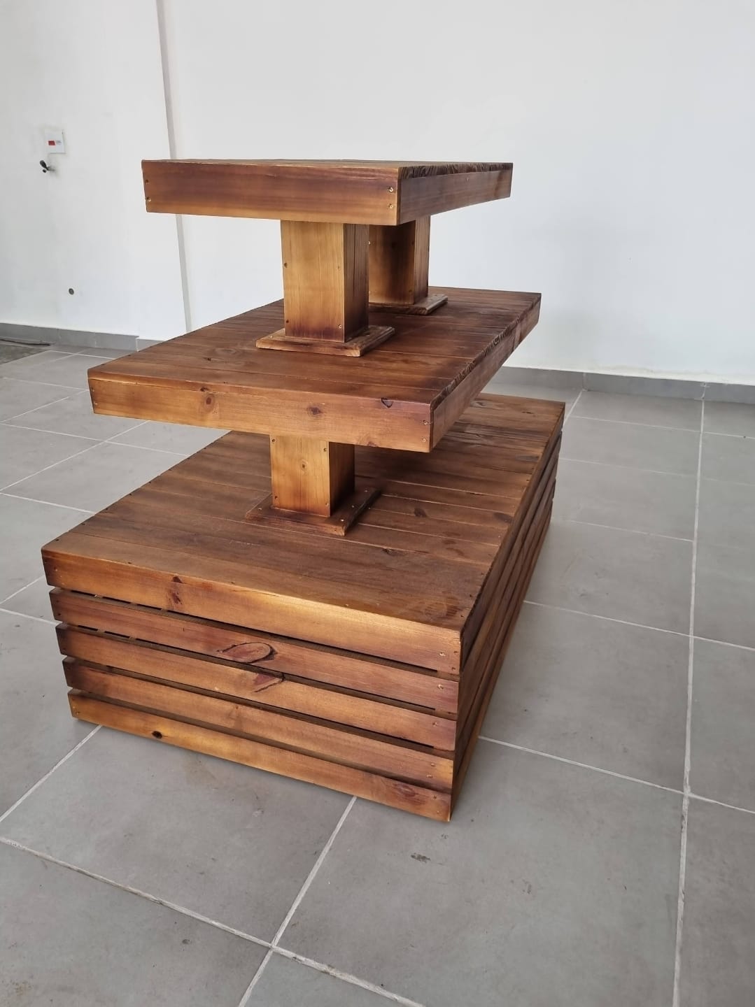 PRATELEIRAS e ILHAS PARA LOJAS – MARCENARIA REZENDE